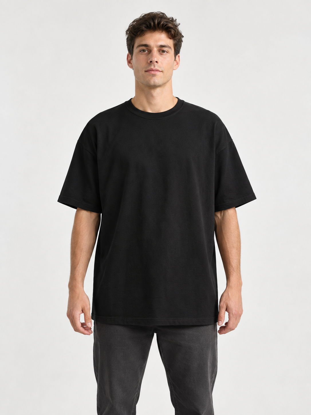 KI-Stylingreferenz: Model mit blankem schwarzem Oversized-T-Shirt
