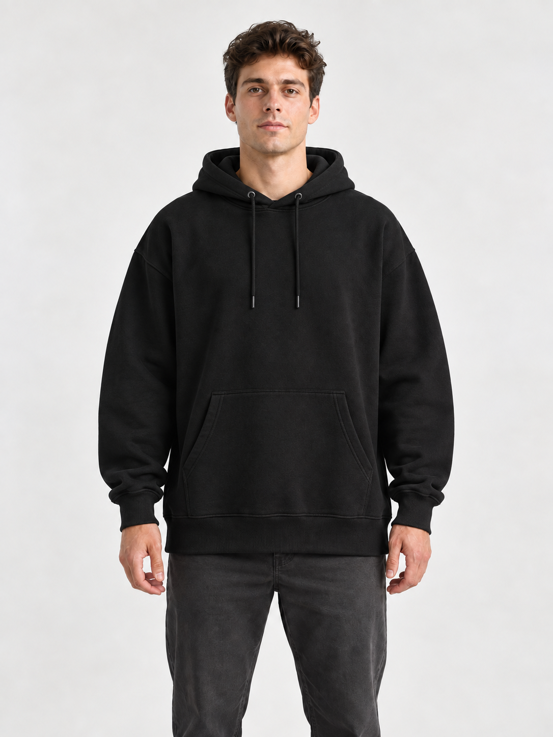 KI-Stylingreferenz: Model mit blankem schwarzem Oversized-Hoodie